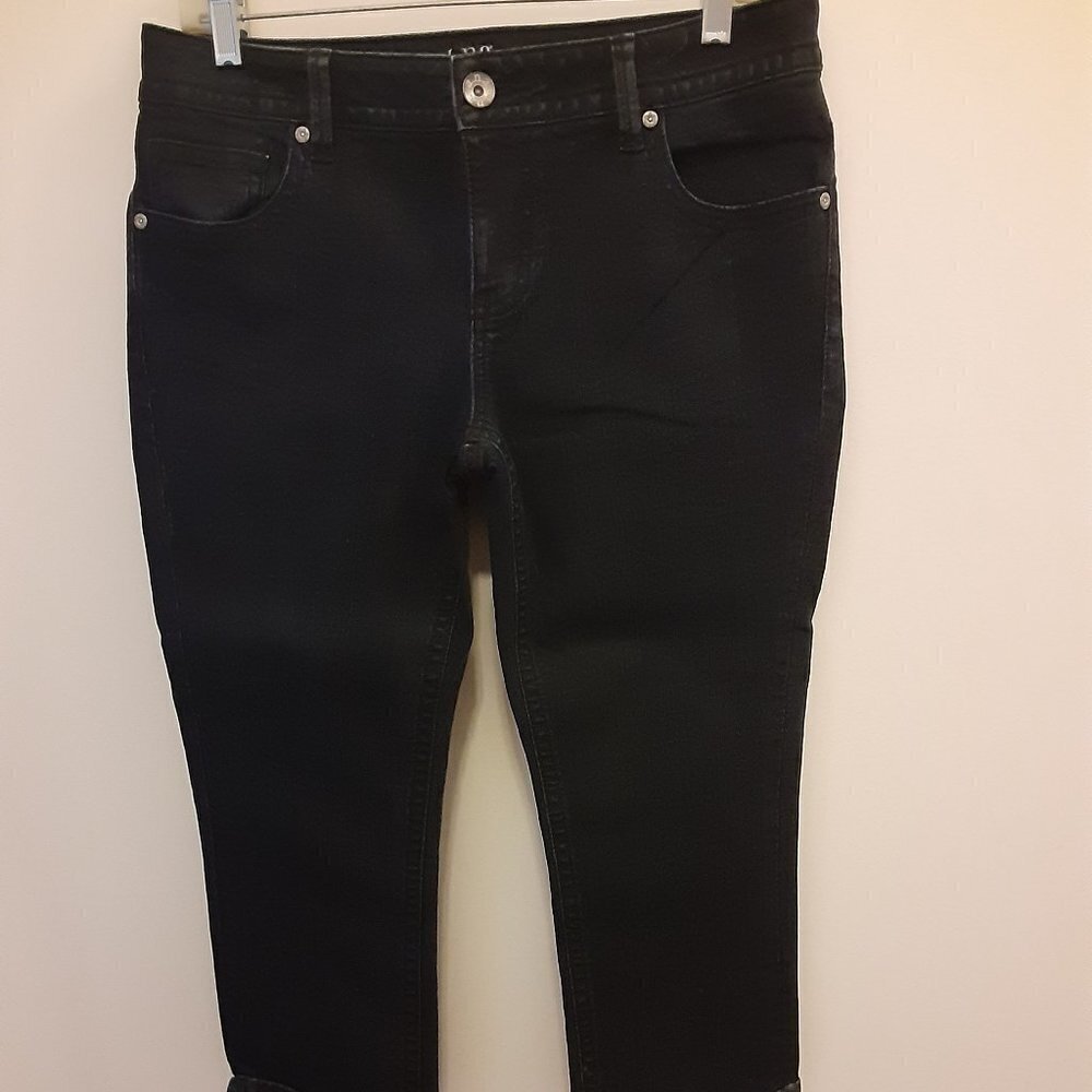 A.N.A. 10 Petite Blue Denim Capris w/Zipper Front.